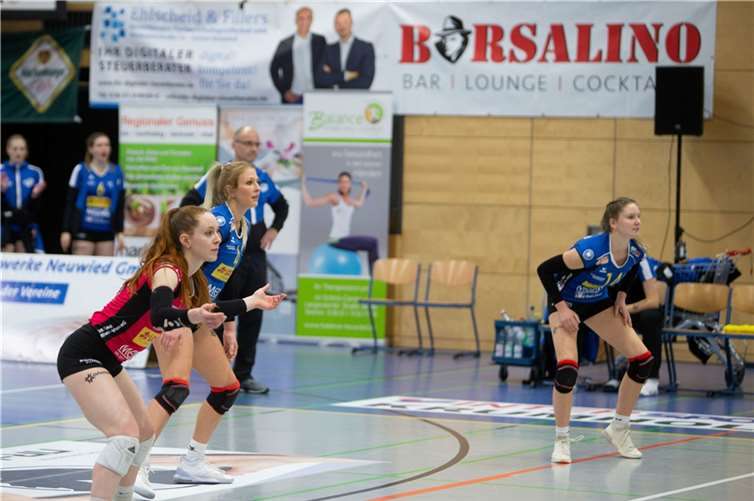 Konzentration auf das gegnerische Service (Anna Maria Church, Maike Henning und Kaya Schulz) ist Voraussetzung für das schnelle Angriffsspiel der Deichstadtvolleys. Foto Eckard Schwabe