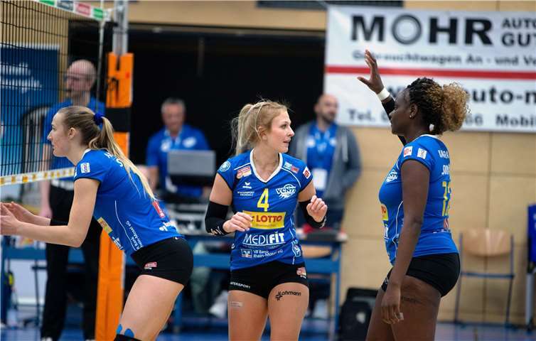 Konzentration auf den nächsten Spielzug wird auch in der Partie gegen die Volleyball-Akademie Stuttgart nötig sein. Von linkes: Rachel Anderson, Maike Henning, Sarah Kamarah.Foto: Eckhard Schwabe