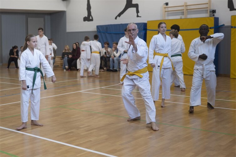 Konzentration bei der Vorbereitung – Karateka des TV Heddesdorf kurz vor der Prüfung.