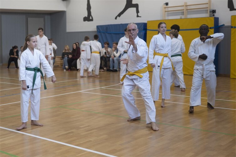 Konzentration bei der Vorbereitung – Karateka des TV Heddesdorf kurz vor der Prüfung.