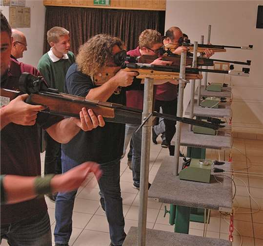 Konzentration beim Pokalschießen in Jahr 2013.privat