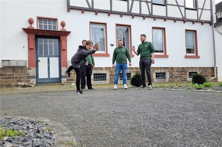 Konzentration beim Wurf: Beim Boule-Turnier kam es auf Gefühl und Präzision an.