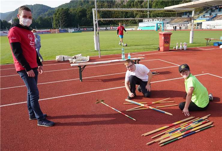 Konzentration und Fingerspitzengefühl benötigten die Teilnehmenden bei der Station Riesenmikado vom Wettbewerbsfreien Angebot. Tatkräftig unterstützt und angeleitet wurden die vielfältigen Mitmach-Stationen von Studierenden der Universität Koblenz-Landau.