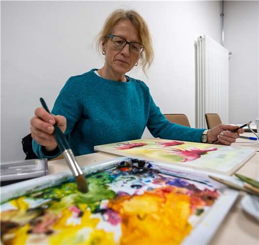 Konzentration und viel Spaß am Malen. Annegret Schüppel ist eine der Künstlerinnen, ab dem 21. Januar im Stadthaus Selters Aquarelle ausstellen. Quelle: Stadt Selters
