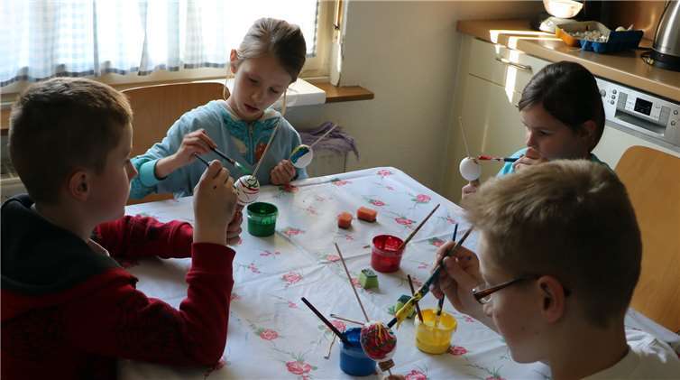 Konzentriert arbeiten die Eier-Künstler.Fotos: privat