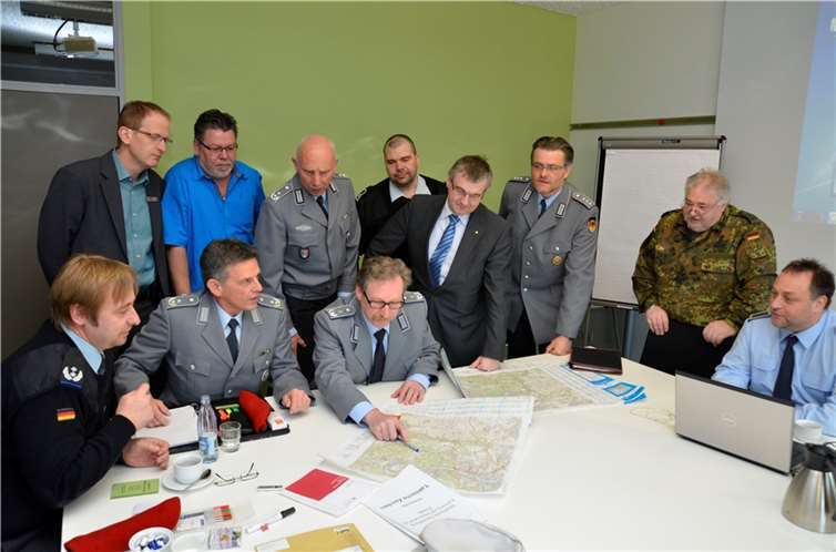 Konzentriert bei der Arbeit: Die zivil-militärische Zusammenarbeit funktioniert im Kreis Mayen-Koblenz. Landrat Dr. Alexander Saftig informierte sich über die Lage der Übung „Standhafter Bär“, die das länderübergreifende Szenario eines Jahrhunderthochwassers beinhaltet.Kreisverwaltung MYK