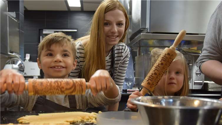 Konzentriert bei der Sache - Anna und Finn mit ihrer Betreuerin Franka.