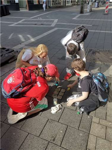 Konzentriert bei der Sache: Die Schülerinnen und Schüler der Kinzing-Schule sowie ihre Lehrkräfte verhalfen vielen Stolpersteinen in Neuwied wieder zu altem Glanz.  Foto: Marco Schneider