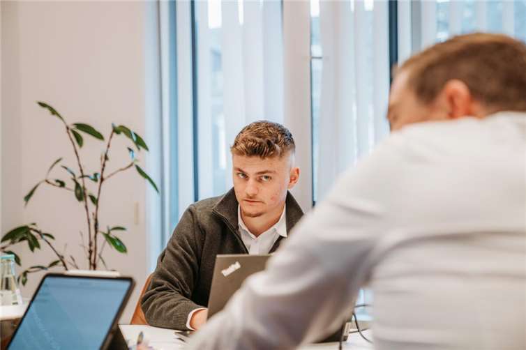 Konzentriert bei der Sache: Immobilienexperte Nico Kolbe im Beratungsgespräch.