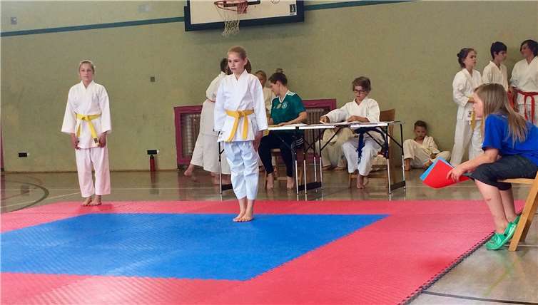 Konzentriert führen die Kinder die Übungen aus.