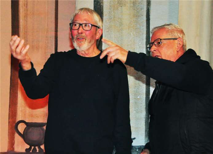 Konzentriert im Dauereinsatz: Der langjährige Regisseur Hans Peter Doll (links), und sein Vize der dreimalige Jesus Darsteller, Stefan Müller.