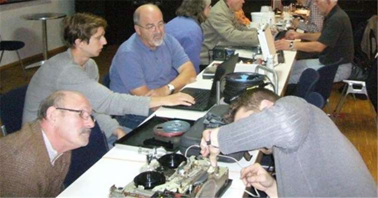 Konzentriert sind die Hobbytüftler am Werk, um alte Schätzchen wieder flott zu machen. Meyland Brun