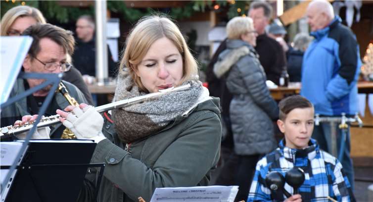 Konzentriert spielte Jessica Krobb beimBlasorchester Maischeid & Stebach Querflöte.