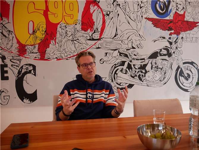 Konzentriert und begeisternd berichtet der erfolgreiche Musikproduzent von seiner 25-jährigen Karriere im Musikbusiness. Fotos: KLE