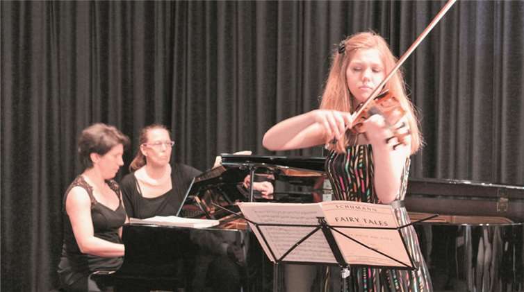 Konzentriert und doch spielerisch leicht „zeichnete“ Judith Stapf die Märchenbilder von Robert Schumann. DL