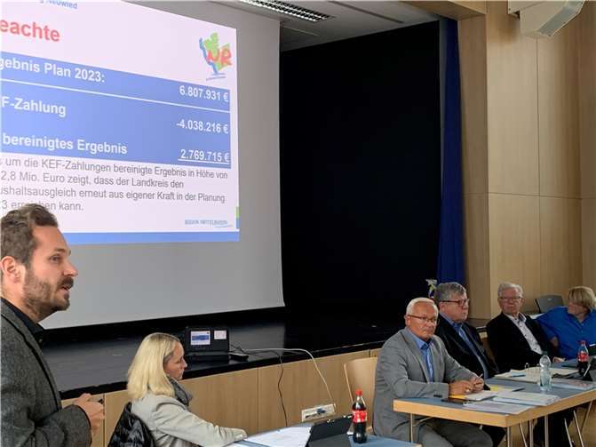 Konzentriert verfolgten auch Landrat Achim Hallerbach und der Kreisvorstand die Präsentation der 2. Nachtragshaushaltssatzung für das Haushaltsjahr 2023 durch Kämmerer Florian Hoffstadt auf der jüngsten Sitzung des Kreisausschusses.  Foto: Thomas Herschbach