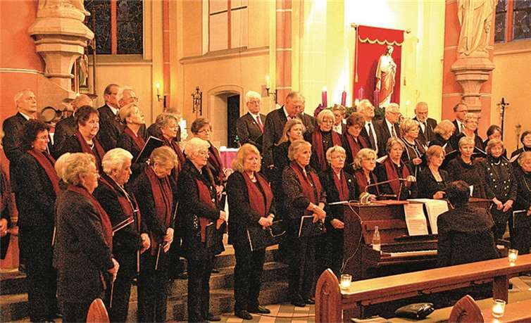 Konzentriert warten die beiden Chöre auf ihren Einsatz. privat