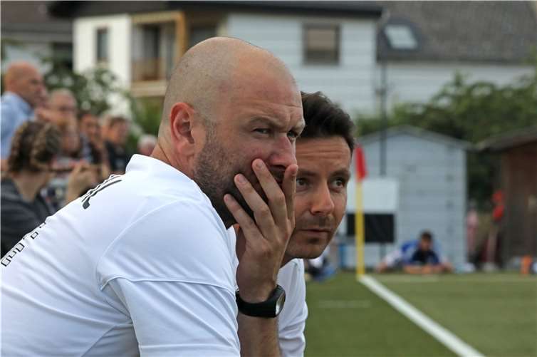 Konzentriert weiter zusammen an der Zukunft des Eisbachtaler Oberligateams arbeiten, dass wollen Trainer Marco Reifenscheidt (links) und sein Co-Trainer Paul Lauer (rechts). Beide haben beim Westerwälder Fußball-Traditionsverein bereits vorzeitig für die neue Saison 2022/2023 zugesagt.  Foto: Andreas Egenolf