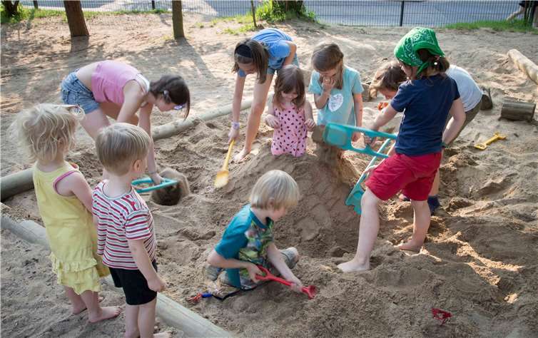 Konzentrierte Arbeit beim Weben mit allerlei Naturmaterialen.  Kindergarten „Pusteblume“