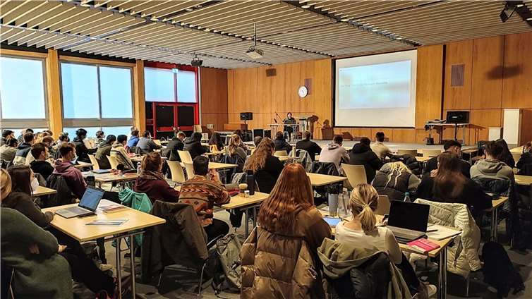 Konzentrierte Atmosphäre: Schülerinnen und Schüler der Berufsoberschule im Austausch über Literatur der Weimarer Republik. Quellen: BBS Koblenz