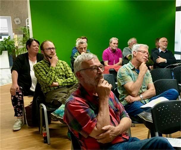 Konzentrierte Gesichter beim Vortrag von Jens Marx über den Privatwald. Vorne Jürgen Wagner Förster a.D. Foto: Claudia Schmitz