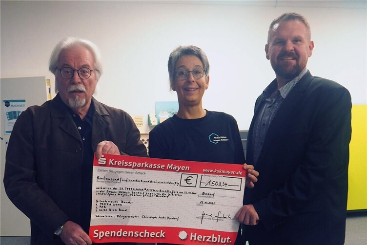 Konzert-Organisator Paul Schuh überreichte im Beisein von Bürgermeister Christoph Mohr den Spendenscheck an Eva Pfitzner vom Maker-Space MYK. Foto: T. Artzdorf