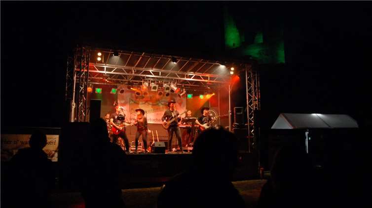 Konzert im Schatten der Burg: Das Konzept kam trotzherbstlicher Temperaturen an und soll ausgebaut werden.