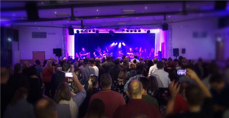 Konzert von Battersea Powerstation zur Jubiläumsveranstaltung der Andernacher Druckerei Künster und der „1. Miesenheimer Music Night“ im neuen Bürgerhaus Miesenheim. Gudrun Ackermann