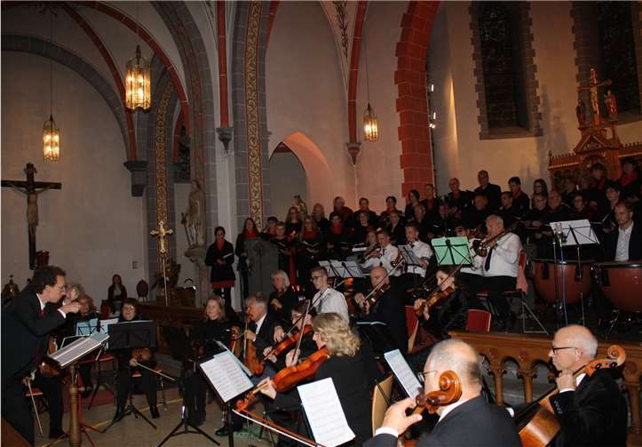 Konzertmeister Daniel Brengmann (li.) übernahm als Dirigentdie Gesamtleitung des gemischten Ensembles.