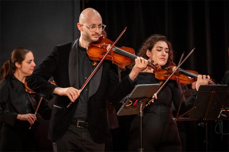 Konzertmeister und Violinist Moritz Ter-Nedden leitet wie in den vergangenen Jahren das diesjährige Weihnachtskonzert.