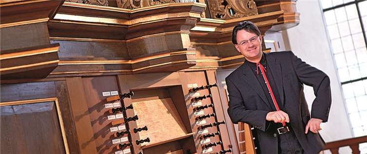 Konzertorganist Sven Scheuren präsentiert Orgelmusik des norddeutschen Küstenstreifens an der Prachtorgel von St. Marien. privat