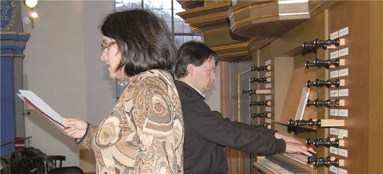 Konzertorganist Sven Scheuren spielte Orgel-Improvisationen und Gattin Carmen Scheuren (Sopran) trug geistliche Gesänge zum Meditationsabend bei. FA