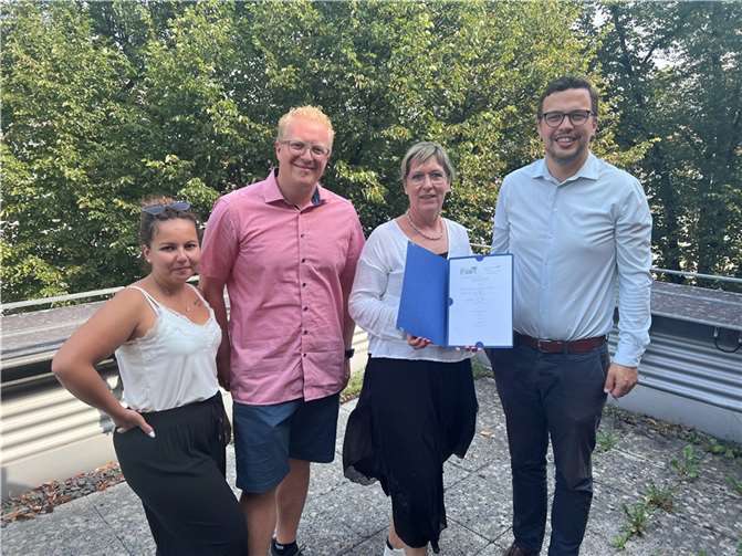 Kooperation zur beruflichen Orientierung geschlossen. Die Verantwortlichen der Realschule Plus um Schulleiterin Vicky Plitt (2.v.r.) blicken zuversichtlich auf die neue Zusammenarbeit mit den Barmherzigen Brüder Saffig, vertreten durch den Hausoberen Erik Hau (rechts). Foto: Pascal Nachtsheim