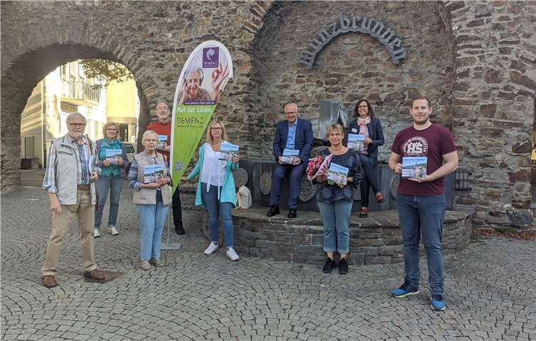 Kooperationspartner für den Seniorenratgeber: (v.l.n.r.) das Ehepaar Kuschewski stand Modell für das Titelblatt; dazwischen Michaela Wolff, Generationen-Projekt; Berater Werner Kratz, Sozialamtsleiter a. D.; Peggy Reyhe, Demenz Netzwerke Rhein-Lahn; Oberbürgermeister Labonte; Beraterin Jutta Jungblut, Demenz-Sport-Übungsleiterin; Astrid Haderlein, Generationen-Projekt; Christoph Zepp, Student Hochschule Koblenz.Foto: privat