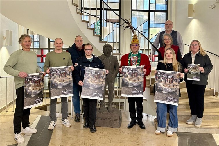 Kooperationspartnerinnen und -partner sowie Sponsoren präsentieren das Plakat zur diesjährigen Jugendschutzkampagne an Karneval.Foto: Janine Pitzen/ Stadt Mayen