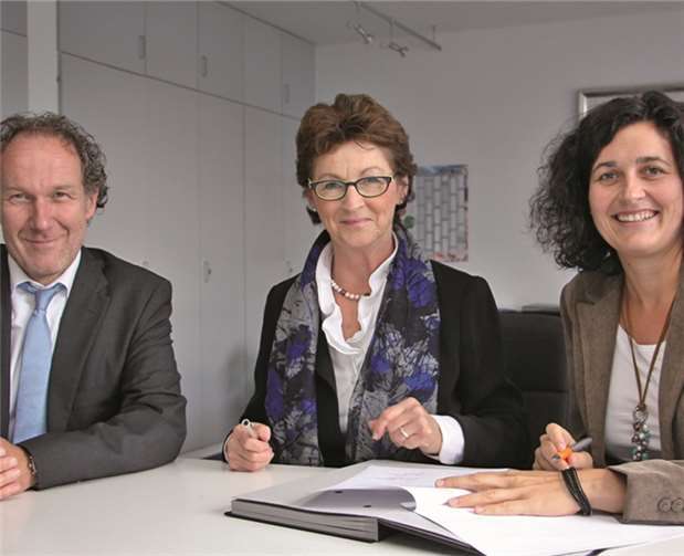 Kooperationsvertrag unterzeichnet … (v.r.n.l.) Anja Schramm, Leiterin Vertrieb Kommunen bei inexio, Bürgermeisterin Renate Offergeld und Beigeordneter Jörg Ostermann.