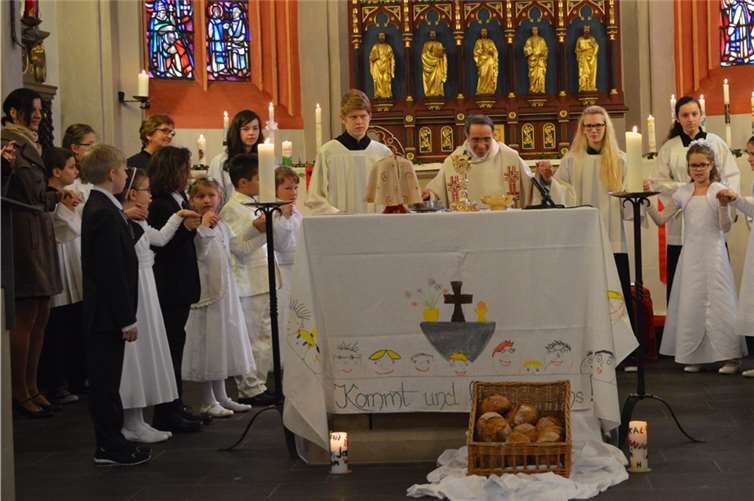 Kooperator Pastor Johannes Steffens mit den Kommunionkindern aus Oberwinter und Unkelbach am Altar. AB