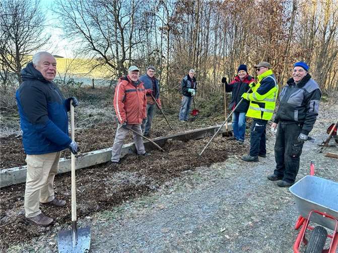 Koordiniert durch Uli Michels, starteten die Männer der Zukunftswerkstatt Marienrachdorf ihre erste Aktion im Neuen Jahr. Quelle: Ortsgemeinde Marienrachdorf
