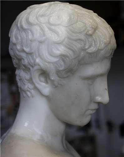 Kopf des Idolino, links der bereits gesäuberte Teil., rechts verschmutzt.