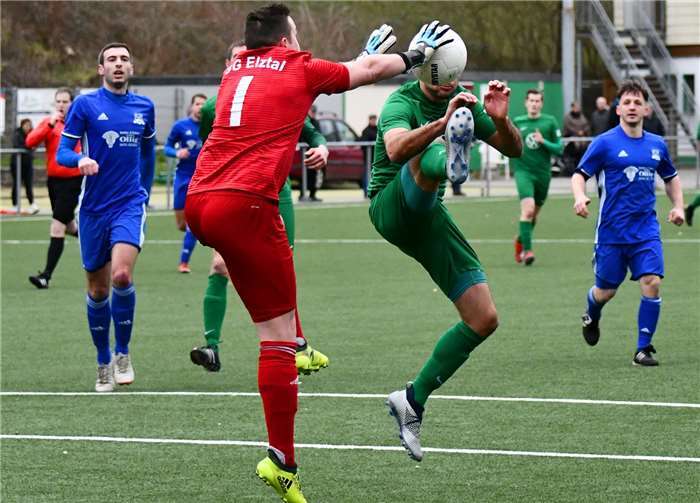 Kopflos wirkte Jonas Jaber vom TuS Oberwinter nur in dieser Szene. Ansonsten hatte die Defensive der Gäste um Torhüter Florian Geisler, René Durben (links) und Ludwig Amling alle Hände voll zu tun.