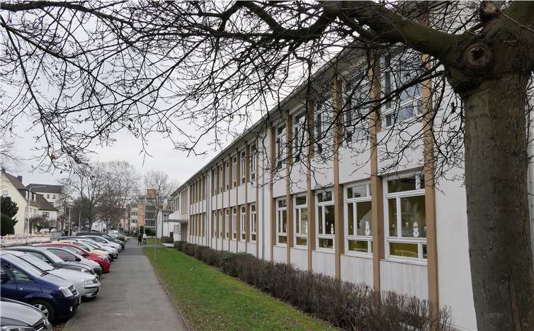 Kopfweh bereitet der BI „lebenswerte Stadt“ eine Planung, die kürzlich an die Öffentlichkeit drang, und die den Grünstreifen vor der Schule opfern will, indem eine Reihe von Klassenzimmern vor die Hauptfassade direkt an den Bürgersteig gesetzt wird. Foto: Hans-Jürgen Vollrath