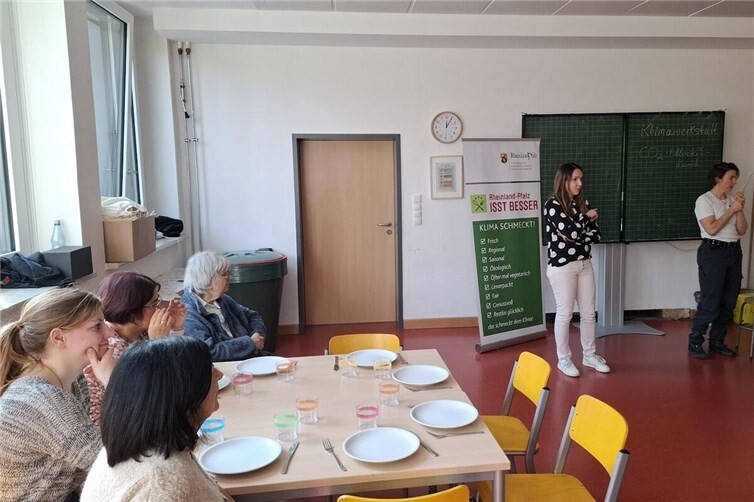 Koray Karabiyik erklärt den Kindern nachhaltige Ernährung