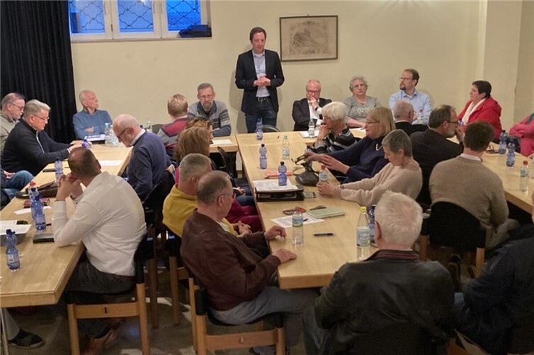 Korbinian Wester erläutert den CDU-Mitgliedern seine Pläne als Bürgermeister der Verbandsgemeinde Unkel.