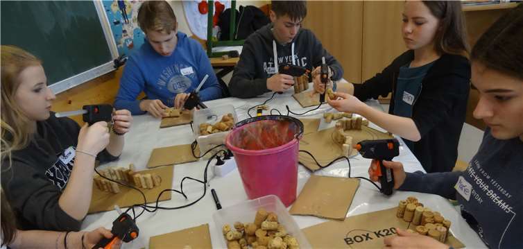 Korkenkunst mit der Klasse 9a - die SchülerInnen waren konzentriert bei der Sache.  privat