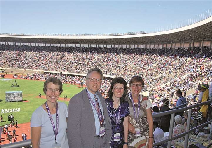 Kornelia Krone, Martin und Susanne Krüger und Miriam Dauenhauer auf dem Bibelkongress im afrikanischen Harare.