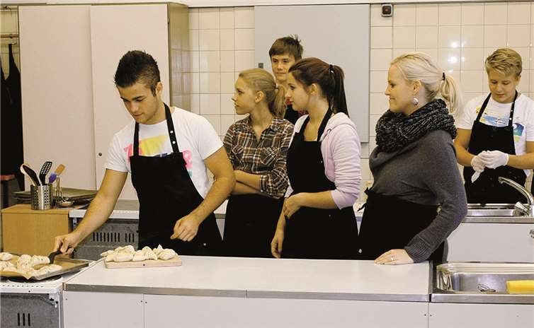 Koscheres Essen in Form von Mazzen und Challot bereiteten Realschüler in der Küche vor.DL