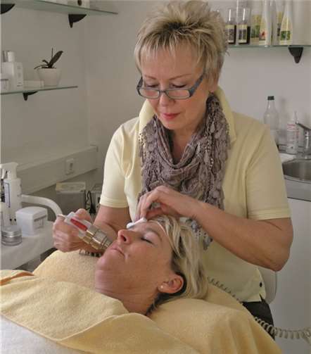 Kosmetikerin Rita Pies bei einer Behandlung in Ihrem Kosmetikstudio.