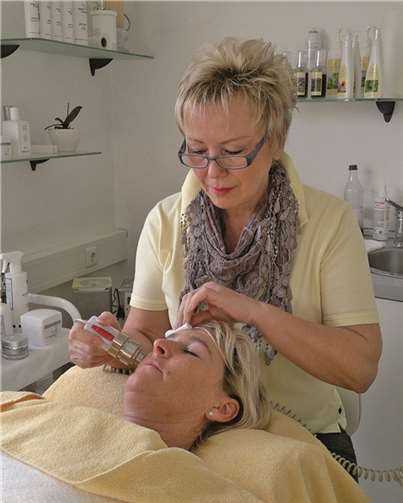 Kosmetikerin Rita Pies während einer Behandlung in ihrem Kosmetikstudio in Winningen.privat