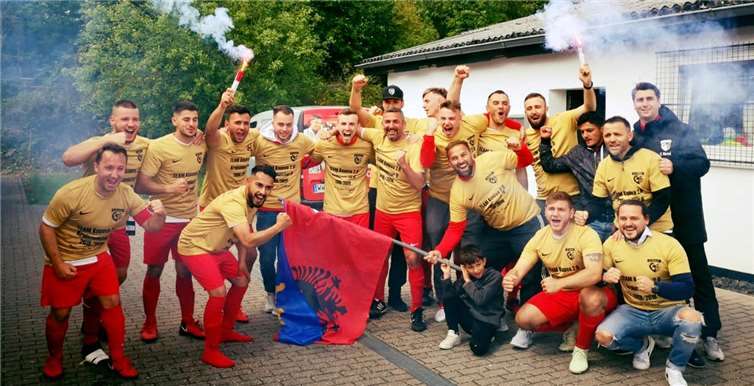 Kosova Montabaur holt sich den Titel. Das Team von Trainer Ben Bardhaj macht nach dem Finaleinzug im Kreispokal auch die Meisterschaft in der Kreisliga D perfekt. Foto: TH
