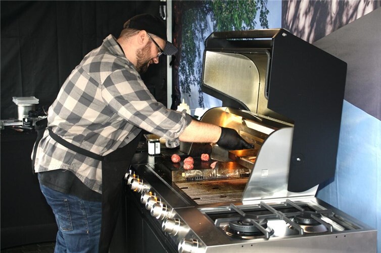 Kostenfreie Leckereien frisch vom Grill mundeten den Besuchern hervorragend, wobei man die verwendeten Geräte direkt im Shop kaufen konnte.